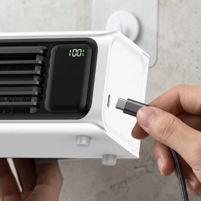AirZuma wird per USB-C aufgeladen – Akkuanzeige zeigt 100% Ladestand